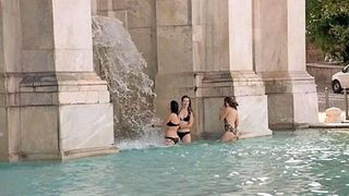 Trei turiste au oferit un adevarat spectacol la Roma. S-au dezbracat si s-au racorit intr-o fantana veche de 400 de ani. Italienii insa n-au fost prea incantati de reprezentatia tinerelor