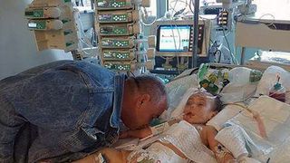 Sfasiat de durere, un tata isi saruta fiica de doi anisori pentru ultima data, cu cateva clipe inainte ca fetita sa moara. Responsabila de tragedie este chiar mama copilei