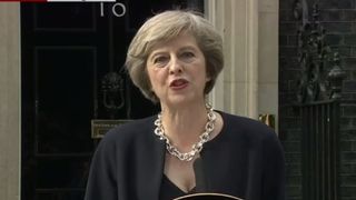 Theresa May a primit oficial mandatul de premier al Marii Britanii