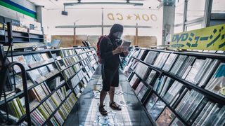 Un fotograf a patruns ilegal in zona Fukushima: "Cand am intrat in zona rosie am simtit cum imi ard ochii". Imagini cutremuratoare cu orasul parasit