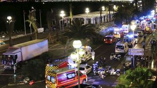 Premierul francez anunta 3 zile de doliu, dupa atacul terorist din Nisa