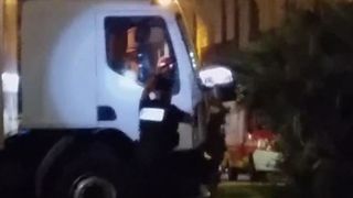 Momentul dramatic in care politistii l-au impuscat pe autorul masacrului de la Nisa a fost inregistrat. Imagini socante