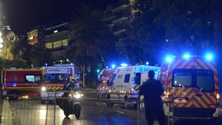 Minune in tragedia de la Nisa. O femeie a nascut intr-un restaurant de pe plaja Promenade des Anglais, unde se refugiaseră 1.500 de oameni
