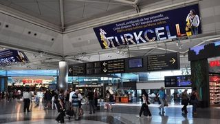 Roman, aflat pe aeroport in Turcia: Toata lumea citeste pe telefon stirea despre lovitura de stat