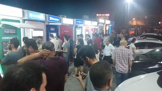 Cozi uriaşe la bancomate &icirc;n plină noapte &icirc;n Turcia. Oamenii sunt disperaţi să nu piardă tot