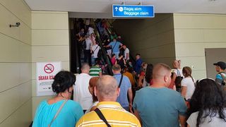 Zborurile spre Antalya se desfasoara normal. Peste 1.000 de turisti au plecat sambata in Turcia. Si Tarom a anuntat ca va opera cursa spre Istanbul