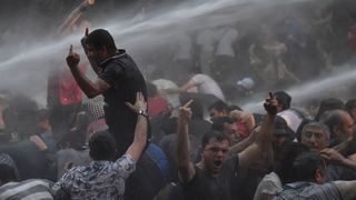 Revolta in Armenia. Un grup de persoane inarmate au ocupat sediul central al politiei din Erevan si cer demisia Guvernului