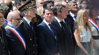 Prim-ministrul Frantei, Manuel Valls, huiduit de mii de oameni la evenimentele de comemorare a victimelor atentatului de la Nisa: "Ucigasule, da-ti demisia"