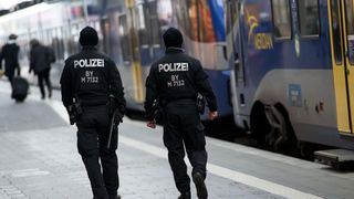 Un tanar inarmat cu un topor si un cutit a atacat pasagerii unui tren din Germania