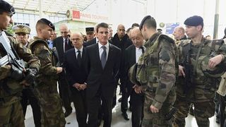 Premierul francez: "Vor fi alte atentate si alti nevinovati ucisi"