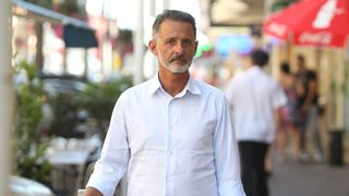 A fost gasit al doilea erou de la Nisa. Si-a aruncat scuterul sub camion ca sa isi salveze fiul de la moarte. Marturiile cutremuratoare ale barbatului