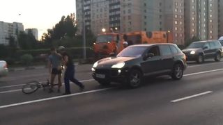 Cativa smecheri cu un Porche vor sa bata un biciclist in Rusia. Ce se intampla cateva clipe mai tarziu