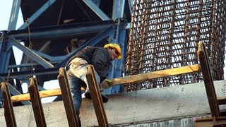 Premierul italian Matteo Renzi i-a adus un omagiu unui muncitor roman care a murit pe un santier din Italia
