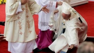 Panica in Polonia, in timpul Liturghiei. Papa Francisc a cazut
