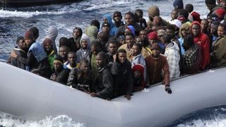 Autorităţile italiene au salvat peste 600 de migranţi din apele Mării Mediterane