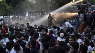 Zeci de persoane au fost rănite &icirc;n urma unor ciocniri violente &icirc;ntre protestatari şi poliţişti in Armenia