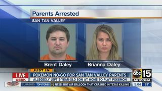 Iresponsabilitatea i-a adus in spatele gratiile. Doi americani si-au lasat copilul de doi ani singur in casa si au plecat sa caute "pokemoni"