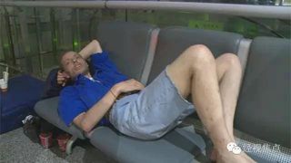 Si-a asteptat iubita in aeroport 10 zile, pana cand a fost dus la spital intr-o stare avansata de epuizare