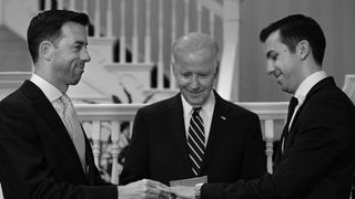 Doi barbati, angajati ai Casei Albe, au fost cununati de vicepresedintele SUA. "Mandru sa ii casatoresc pe Brian si Joe in casa mea", a declarat Joe Biden