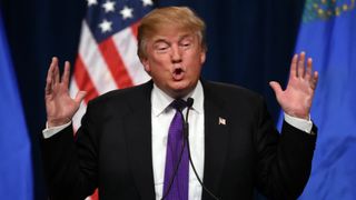 "Scoate copilul de aici! Am glumit cand am spus ca imi place sa aud copiii plangand cand tin un discurs" a strigat Donald Trump la o mama al carei copil plangea