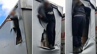 Un imigrant a fost surprins cand sare dintr-un camion aflat in mers, pe o sosea aglomerata. Momentul a fost inregistrat