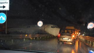 Italia: Aeroport inchis temporar dupa ce un avion a ratat pista de aterizare si a ajuns pe sosea