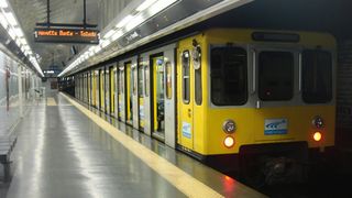 Un roman s-a sinucis la Napoli! Barbatul s-a aruncat in fata unei garnituri de metrou