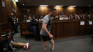 Oscar Pistorius a fost dus la spital, cu rani la incheieturile mainilor. Sportivul neaga ca ar fi incercat sa se sinucida