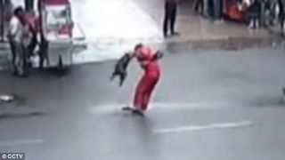 Peste 20 de oameni au fost muscati de un caine pe strada inainte ca politia sa intervina. Animalul a sfartecat mana unui barbat