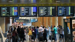 Zeci de mii de pasageri ai companiei Delta, blocati in aeroporturi din intreaga lume