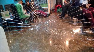 Un frizer musulman din Londra a fost atacat de romani, dupa ce le-a cerut sa nu mai consume alcool in fata frizeriei