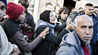 Panica intr-un centru de refugiati din Danemarca. Un barbat ameninta ca se arunca in aer