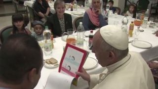 Papa Francisc a luat pr&acirc;nzul cu cei 21 de refugiati sirieni pe care i-a adus din Grecia, la resedinta papala de la Santa Marta