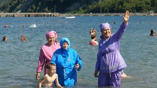 Costumele de baie de tip "burkini", interzise pe plajele de la Cannes