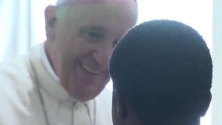 Papa Francisc a vizitat 20 de foste prostituate, printre care si sase romance. Tinerele au vorbit despre chinurile prin care au trecut cat au fost "sclave sexuale"