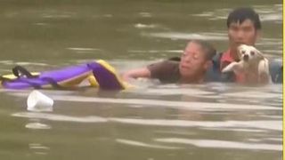 Un moment de fericire in mijlocul dezastrului. O femeie si cainele ei au fost salvati in ultima clipa din calea apelor care au distrus statul american Louisiana