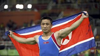 Cel mai trist medaliat cu aur la JO este un nord-coreean. "Sunt foarte bucuros ca am putut sa ii aduc aceasta victorie conducatorului nostru!", a spus el, desi expresia fetei il trada