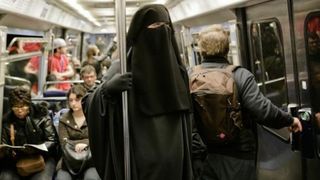 Burqa va fi interzisa in Austria: &bdquo;Nu este un simbol religios, ci un simbol antisocial! In societatea noastra, vrem sa putem privi fetele oamenilor!&rdquo;