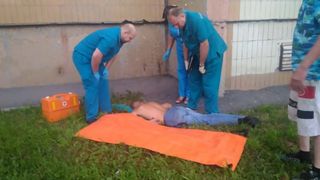 A cazut de la etajul trei si toata lumea a crezut ca a murit. Ce le-a cerut celor care au sarit sa il ajute