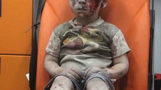 Baietelul din ambulanta nu era singur! Avea si o "surioara" cu el Nimeni nu a mai observat-o si pe ea desi era plina de sange si la fel de traumatizata!