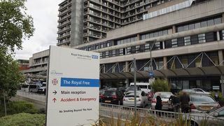 Prezentatorul TV Paul Gage a murit intr-un spital din nordul Londrei dupa ce a asteptat mai bine de 4 ore sa fie preluat de medici. Jurnalistul a murit chiar cand era consultat