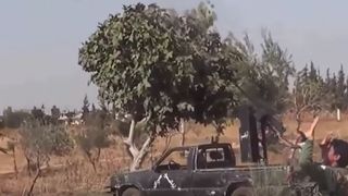 Imagini neobisnuite. Ce se intampla cand niste teroristi ISIS enerveaza un pilot militar rus: "Nu cad componente, aia e o bomba"