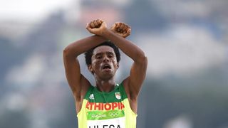 Rio 2016: Medaliatul cu argint la maraton risca sa fie ucis la intoarcerea in tara. "Daca nu voi fi omorat, voi fi incarcerat" a declarat Feyisa Lilesa