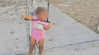 Un bebelus a fost gasit legat de gard cu un CABLU in jurul gatului