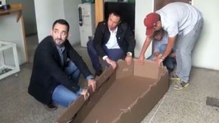 Venezuela, tara in care si moartea e un lux. Oamenii sunt ingropati in sicrie de carton