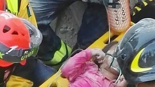 Imaginile care au facut inconjurul lumii. O fetita de 4 ani este scoasa vie de sub daramaturi, la 17 ore dupa cutremurul devastator din Italia