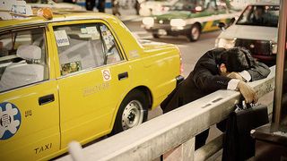 Tara in care oamenii adorm pe strada de oboseala. Angajatii ajung sa lucreze zilnic chiar si 12 ore