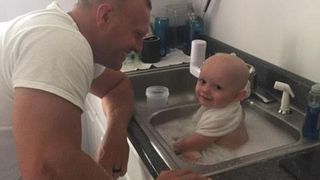 Bebelus, spalat in chiuveta bucatariei a unei sectii de politie din SUA. Povestea trista a acestui copilas.