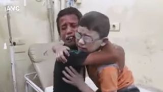 Imagini emotionante. Doi frati sirieni plang si se strang in brate dupa ce fratele lor a murit in atacul din Alep