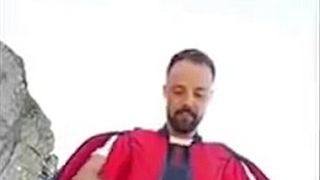 Si-a filmat propria moarte! Un pilot era live pe Facebook in timp ce sarea in gol de pe munte: "Astazi zburati cu mine"